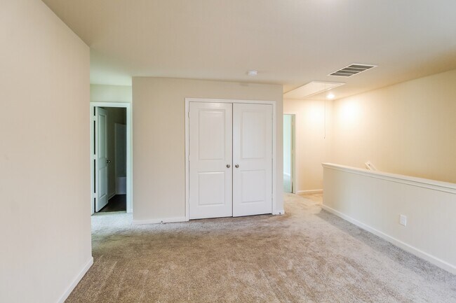 Building Photo - 728 Fitzroy Dr