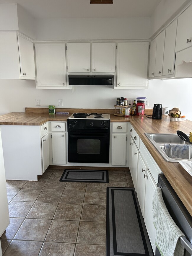 Kitchen - 406 Lacosta Ave