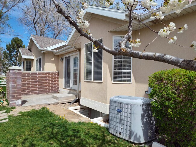 Building Photo - 382 E Marina Cir