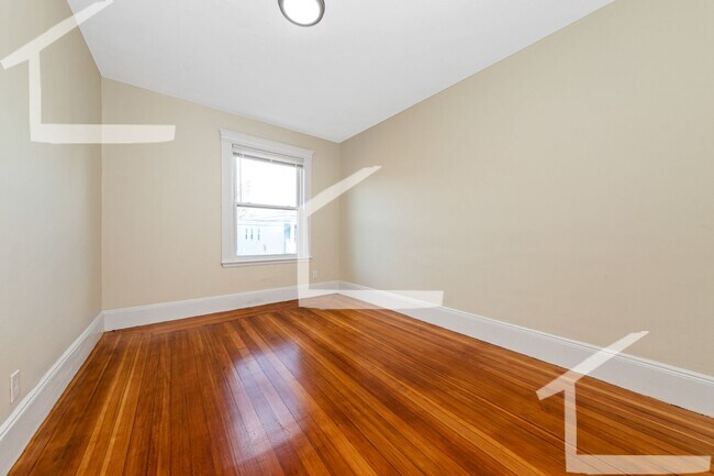 Foto del edificio - All New Unit. Pets Friendly, Yard, Parking...