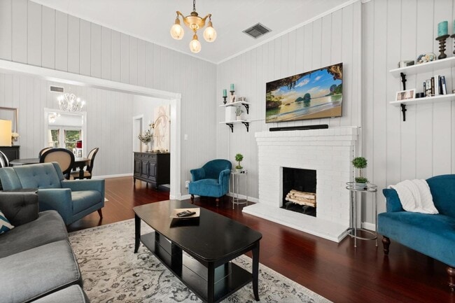 Building Photo - Southern Charm Meets Downtown Living | Classic 3BR Retreat in Winter Garden’s Golf District