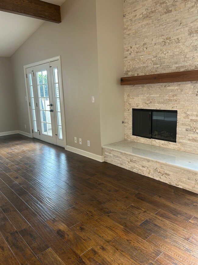 Building Photo - Beautiful 3 Bedroom 2 Bath condo!!
