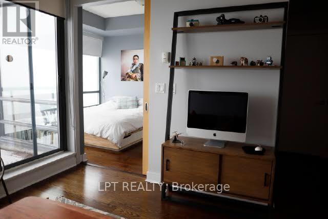 Photo du bâtiment - 438 King St W