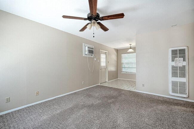 Foto del edificio - 4906 Gladeview Dr