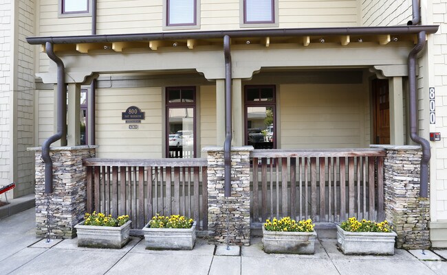 Building Photo - Condominium