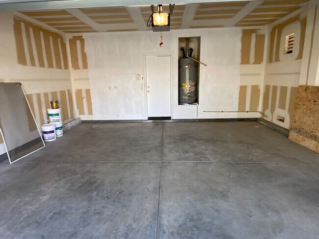 Foto del edificio - Two story home in NW Visalia Available Now!