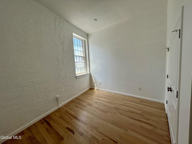 Building Photo - 155 River St