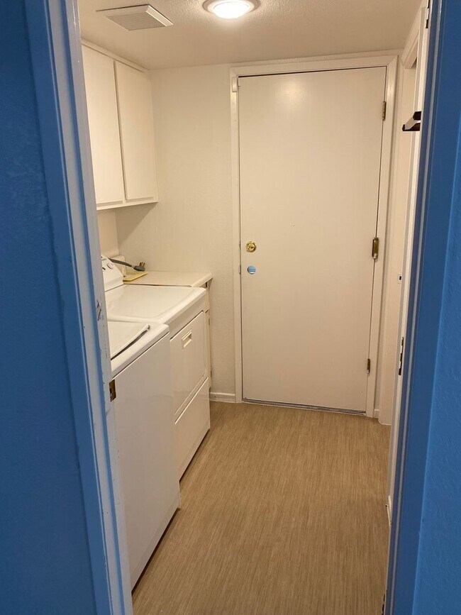 Building Photo - Spacious 4 Bed Home with 3 Car Garage off of Vista!!!!!