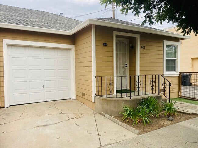 Building Photo - Remodeled 1/1 available in Downtown Fairfi...