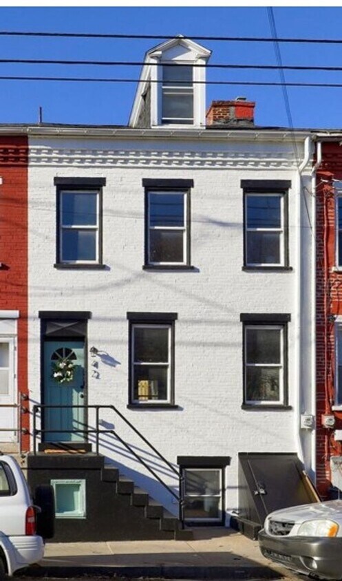 Foto principal - Charming 3 Bedroom Lancaster Home with Yard and Laundry Hookups!