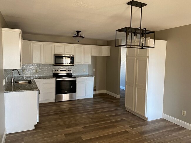 Foto del edificio - Remodeled 3 bedroom 2 full bathroom 2 car garage patio home