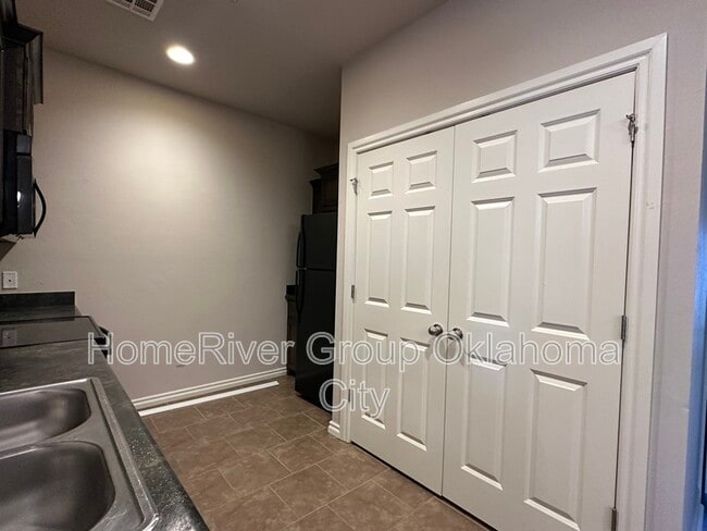 Building Photo - 922 SW 92nd St