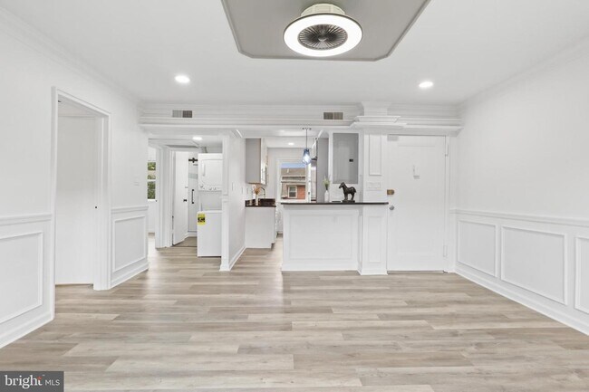 Building Photo - 6188 Greenwood Dr