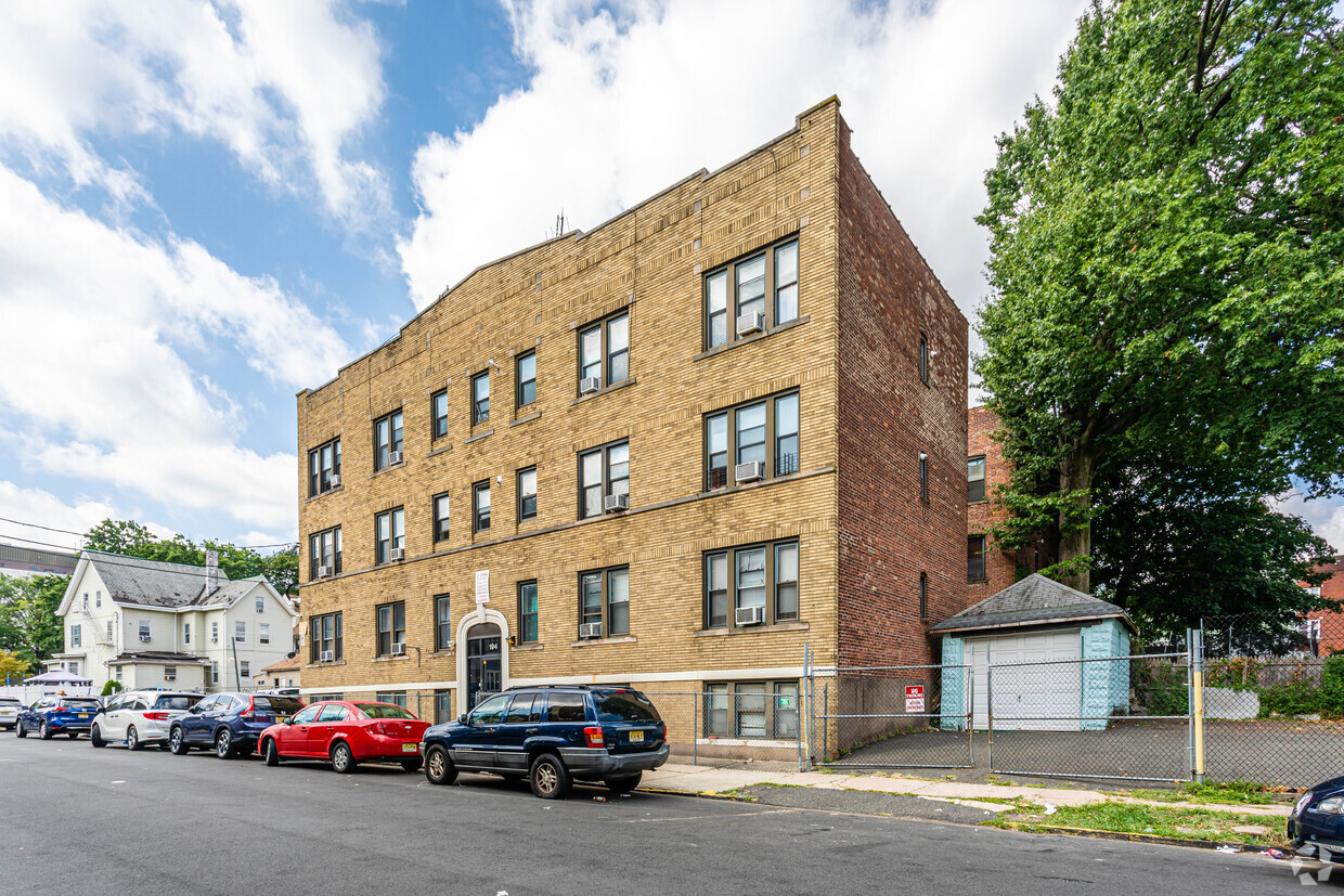 Building Photo - 194 E 31st St