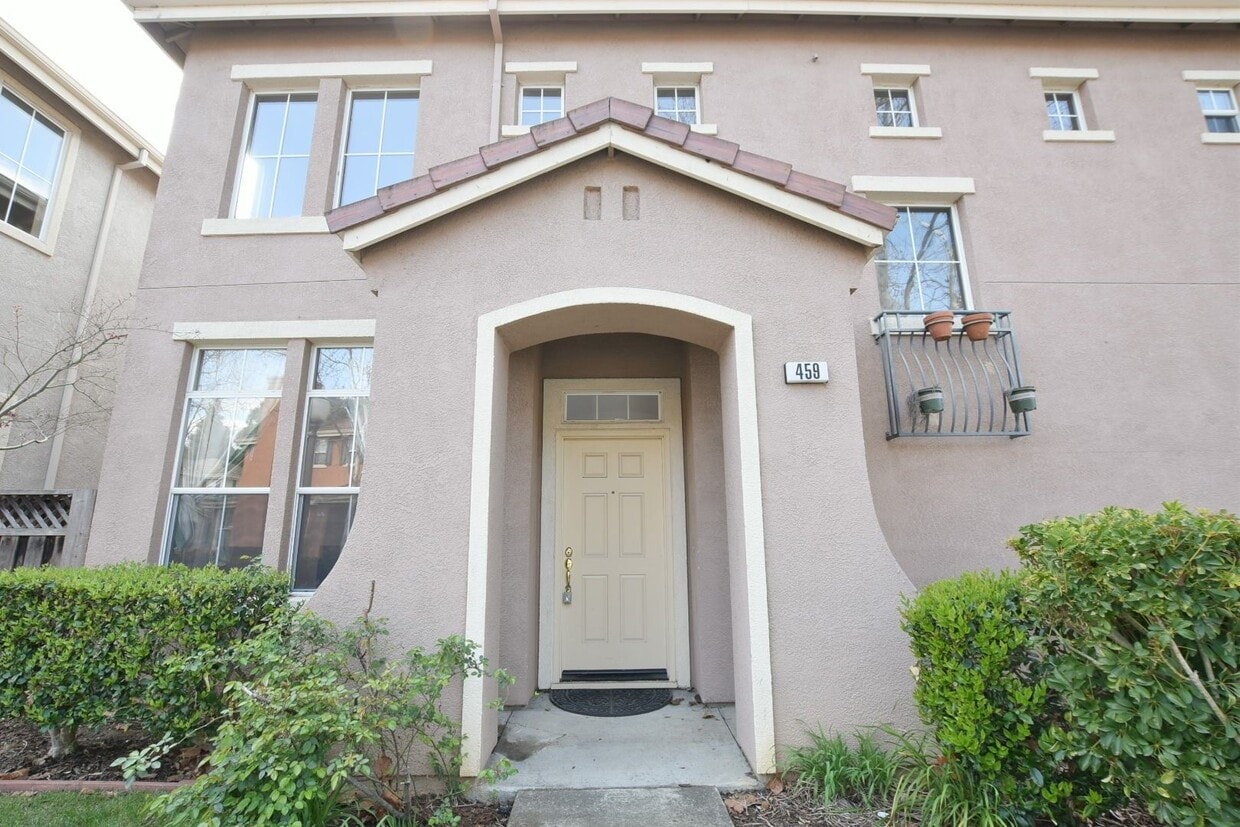 Primary Photo - Bright 3 Bedroom 3 Bath Home in Desirable ...