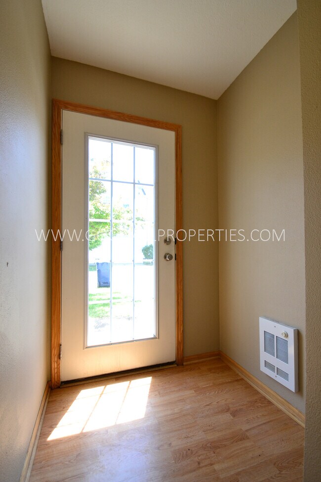 Foto del edificio - Check out this charming 2-bedroom, 2-bath ...