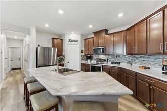 Building Photo - 304 Dakota Crk