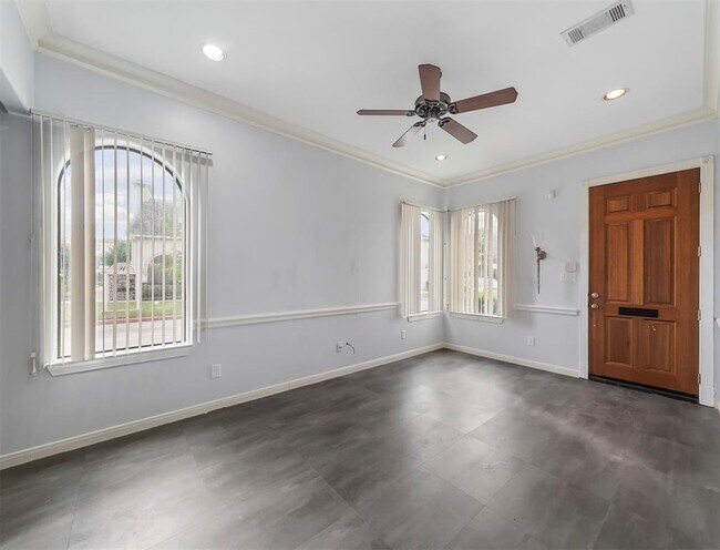Building Photo - 12830 Willow Centre Dr