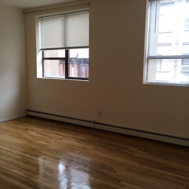 Foto del edificio - 272 Willoughby Ave