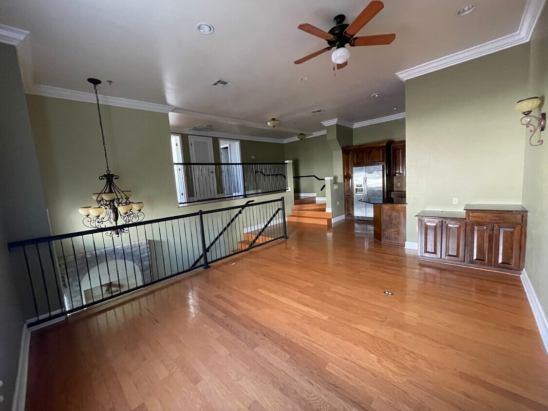 Sala de estar - 102 N Front St