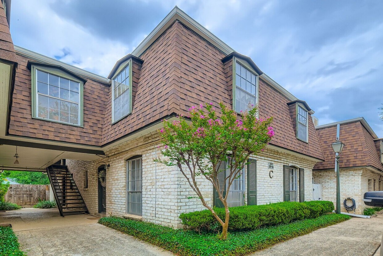 Condominium located in Olmos Park Gardens - Condominium located in Olmos Park Gardens