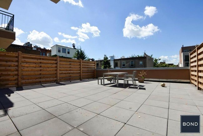 Building Photo - 154 N 7th St