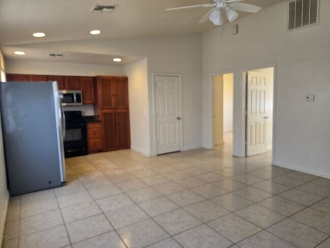 Building Photo - 3 bed, 1 bath, in a Duplex located in Sout...