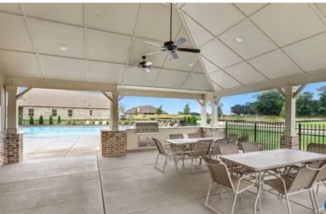 Building Photo - Coming in May with a FENCED YARD