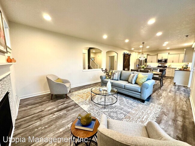 Foto del edificio - 4 br, 3 bath House - 2572 NW Hemlock Way