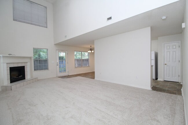 Foto del edificio - Modern 3-Bedroom Two-Story Home Featuring 2-Car Garage, Open Great Room with Fireplace, Private P...