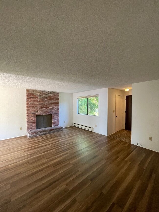 Building Photo - 2bdrm, 1 bath with garage!