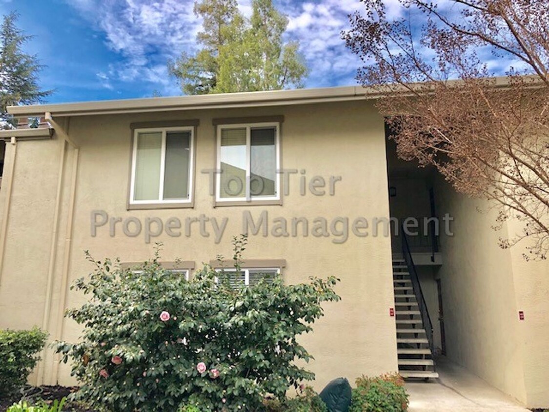 Primary Photo - Meticulously renovated 2 Bd/1 Ba, 889 sf, ...