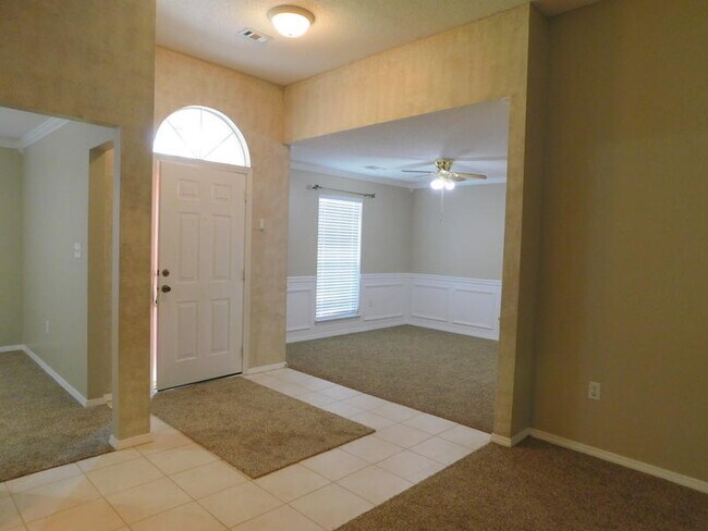 Building Photo - 526 Tikell Dr