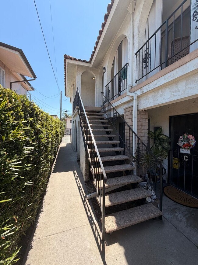 Foto del edificio - Completely Remodeled, Spacious 2 Bedroom Apartment For Rent w/ Parking!