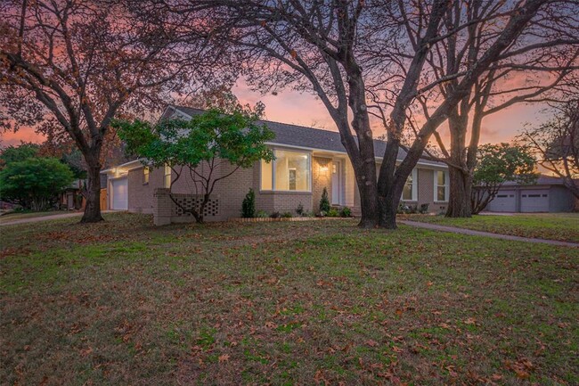 Building Photo - 911 Fernwood Dr