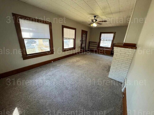 Building Photo - $1,095 - 2 bedroom / 1 bathroom - Single F...
