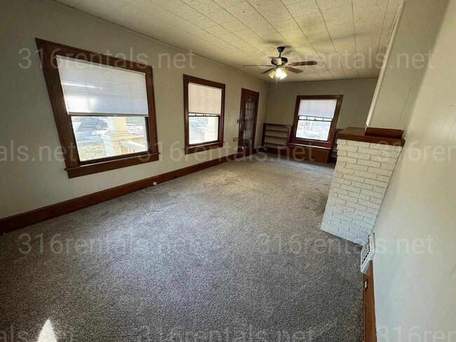 Building Photo - $1,250 - 2 bedroom / 1 bathroom - Single F...