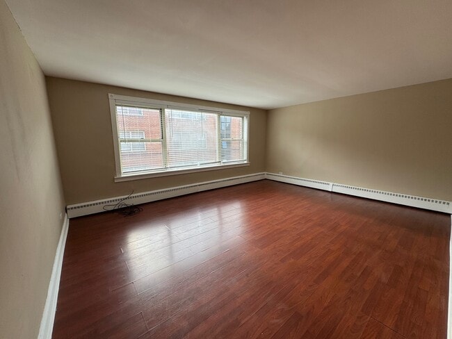 Building Photo - 2241 W Farwell Ave
