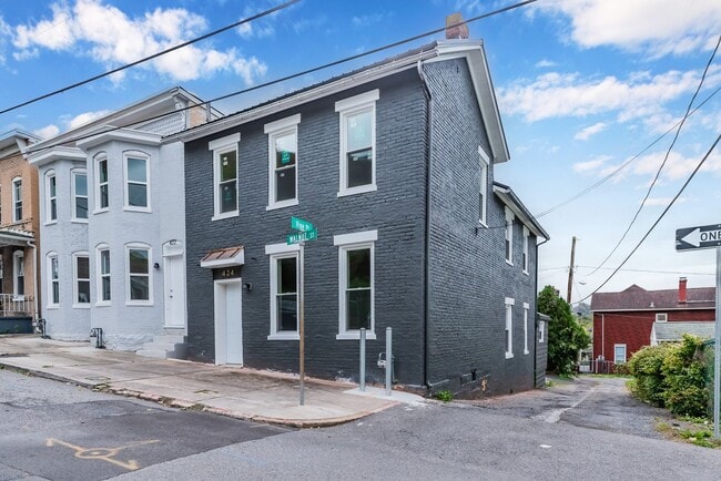 Building Photo - Stunning Renovated Home – 3 Bed / 1 Bath |...