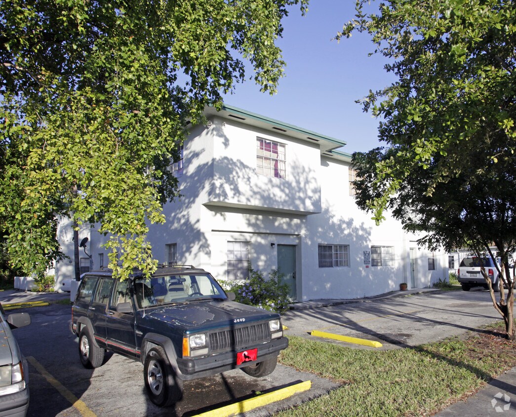 Building Photo - 6601-6617 SW 10th St