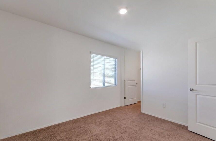 Building Photo - 6984 S Victor Dr