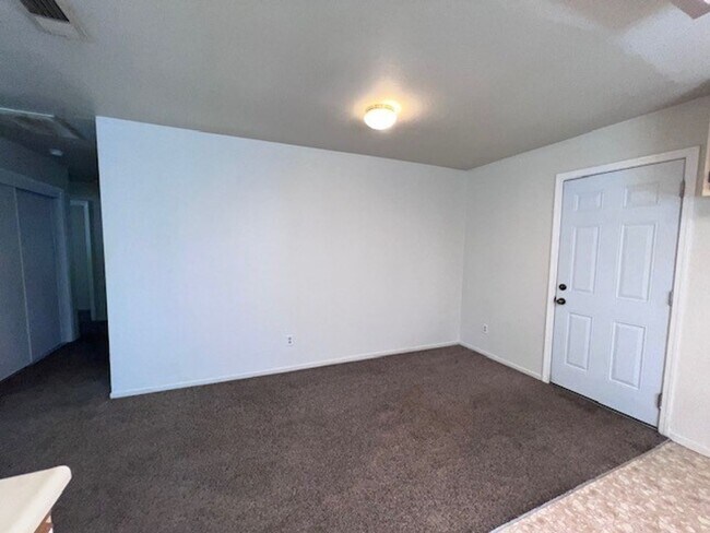 Foto del edificio - 3 Bedroom 2 Bath home close to schools, sh...