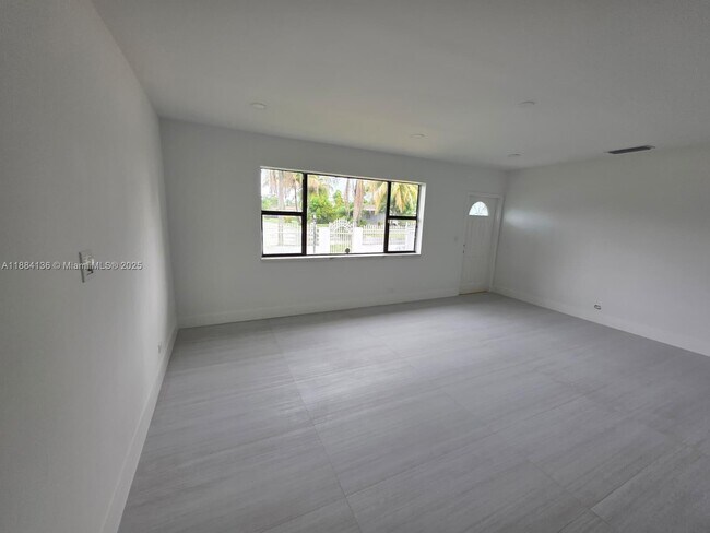 Foto del edificio - 566 W 41st Pl