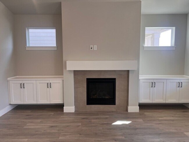 Foto del edificio - Newer Construction 3 Bedroom + Bonus Room with Community Amenities