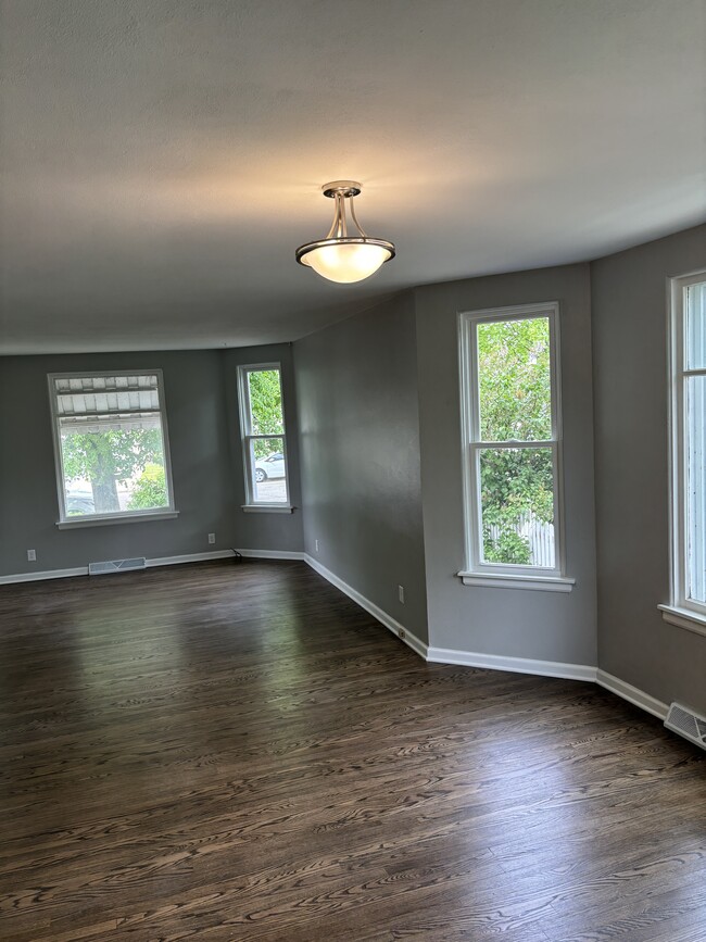Living and diningrm - 6015 5th Ave