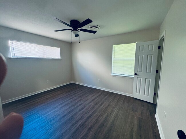 Foto del edificio - 1319 Dorgan St