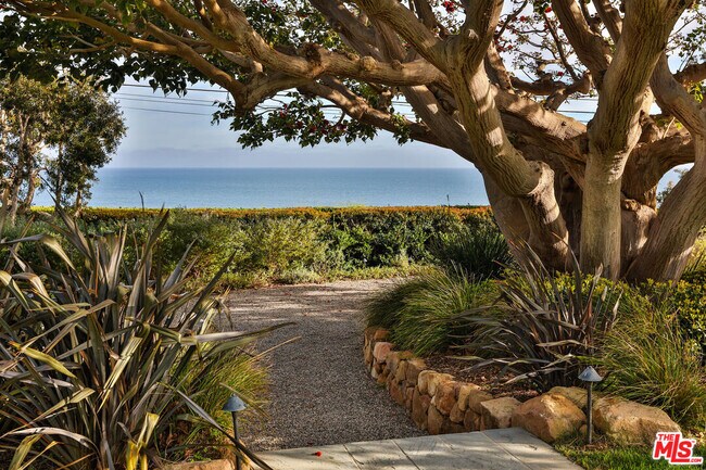 Foto del edificio - 29225 Cliffside Dr