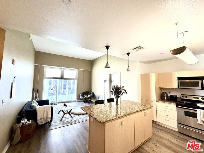 Foto del edificio - 630 W 6th St