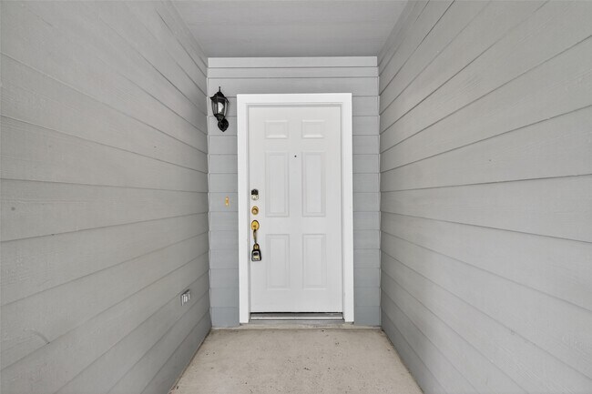 Building Photo - 10 Druids Glen Pl