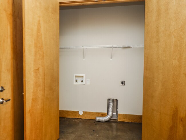 Foto del edificio - Luxury Downtown Townhome with 2 car Garage!